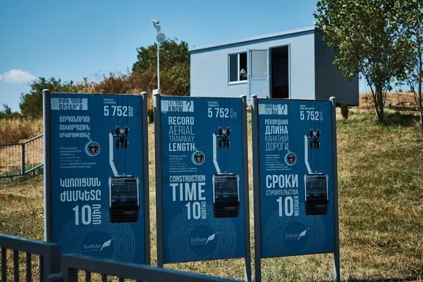 Tatev, Ermenistan - 28 Ağustos 2021: Tatev Manastırı yakınlarındaki füniküler ve dağların manzarası