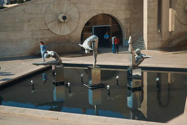 Erivan, Ermenistan - 20 Ağustos 2021: Kentin manzarası ve Ermenistan 'ın merkezindeki heykeller