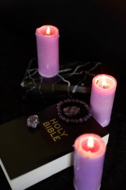 Cenaze, fotoğraf çerçevesi, mumlar, küller için vazo, kutsal İncil ve merhumun küllerinden yapılmış değerli taşlarla mücevherler.