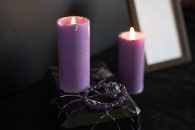 Cenaze, fotoğraf çerçevesi, mumlar, kül vazosu ve merhumun küllerinden yapılmış değerli taşlarla mücevherler.