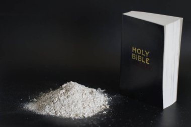       Cenaze, kutsal İncil ve küller                         