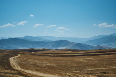 Çöldeki yol dağlara, Ermenistan 'a gidiyor.