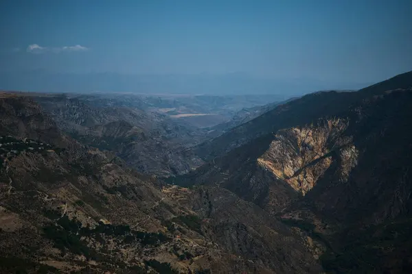 Tatev Manastırı yakınlarındaki füniküler dağ yolu, şehir ve dağ manzarası