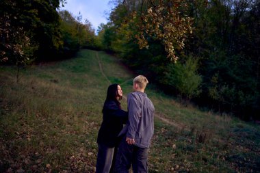                15 yaşında birbirine aşık iki genç, bir sonbahar parkında oynaşıp, sarılıp vakit geçiriyorlar.                                               