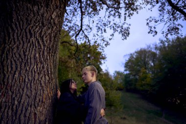      Sonbahar parkında eski görkemli bir meşe ağacının altında 15 yaşında birbirine aşık iki genç.                          