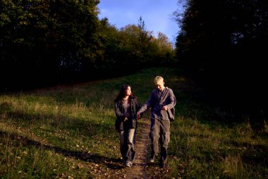            15 yaşında birbirine aşık iki genç, bir sonbahar parkında oynaşıp, sarılıp vakit geçiriyorlar.                    
