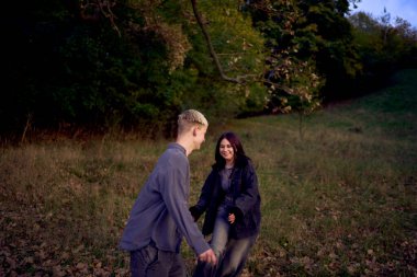                15 yaşında birbirine aşık iki genç, bir sonbahar parkında oynaşıp, sarılıp vakit geçiriyorlar.                                               