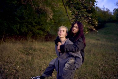            15 yaşında birbirine aşık iki genç, sırtımda oynuyorlar.                    