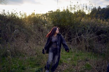          15 yaşında genç bir çift gün batımında sazlıklarda oynuyorlar.                      