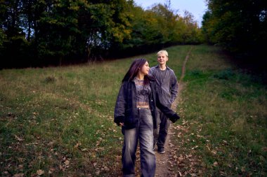            15 yaşında birbirine aşık iki genç, bir sonbahar parkında oynaşıp, sarılıp vakit geçiriyorlar.                    