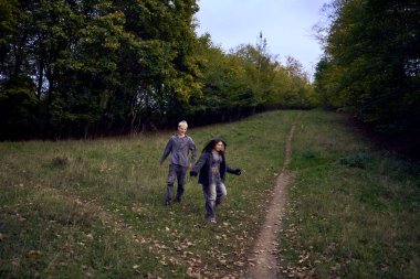            15 yaşında birbirine aşık iki genç, bir sonbahar parkında oynaşıp, sarılıp vakit geçiriyorlar.                    