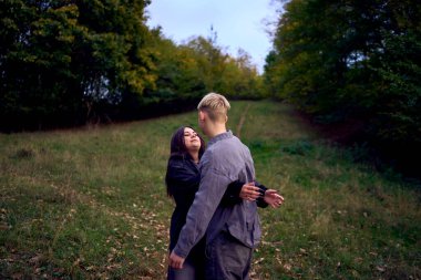            15 yaşında birbirine aşık iki genç, bir sonbahar parkında oynaşıp, sarılıp vakit geçiriyorlar.                    