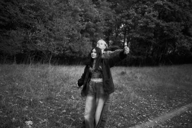            15 yaşında birbirine aşık iki genç, bir sonbahar parkında oynaşıp, sarılıp vakit geçiriyorlar.                    