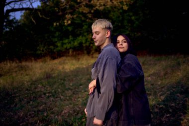            15 yaşında birbirine aşık iki genç, bir sonbahar parkında oynaşıp, sarılıp vakit geçiriyorlar.                    