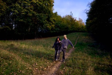            15 yaşında birbirine aşık iki genç, bir sonbahar parkında oynaşıp, sarılıp vakit geçiriyorlar.                    