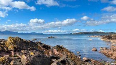 Denizin taştan kıyısı