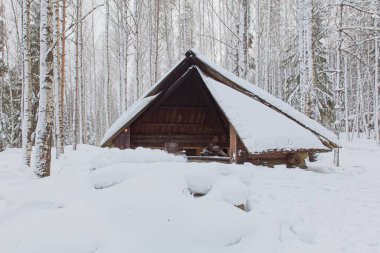 Idanpaakallio ahşap kamp yeri ve Torronsuo Ulusal Parkı 'ndaki kamp alanı bulutlu kış havasında, Tammela, Finlandiya.