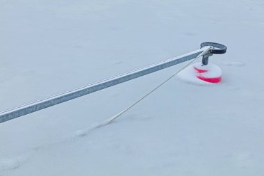 Kışın demiryolu ile demirli şamandıra ve karla kaplı buz..