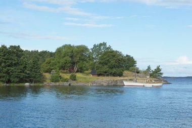 Yazın Jussaro adasındaki bir rıhtıma demirlemiş eski yelkenli teknesi, Raasepori, Finlandiya.