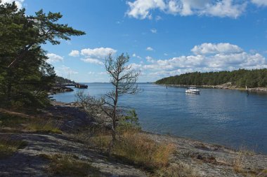 Jussaro ve Lilla Jussaro adaları arasında yaz mevsiminde giden tekne, Raasepori, Finlandiya.