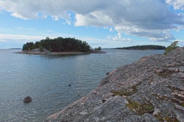 Yazın Finlandiya 'da kayalık deniz manzarası.
