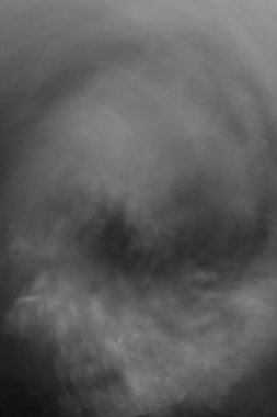 Hareket bulanıklığı tarafından oluşturulan siyah beyaz arkaplan gibi bir rüyanın kasıtlı kamera hareketi (ICM) resmi.