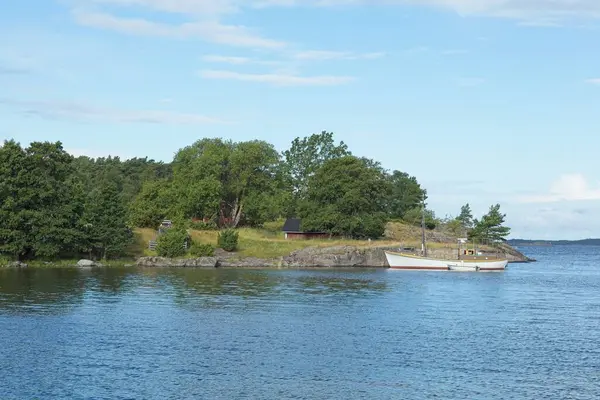 Yazın Jussaro adasındaki bir rıhtıma demirlemiş eski yelkenli teknesi, Raasepori, Finlandiya.