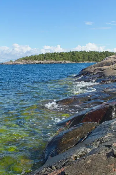 Yazın Jussaro adasında Rocky sahili, Raasepori, Finlandiya.