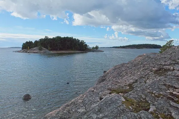 Yazın Finlandiya 'da kayalık deniz manzarası.