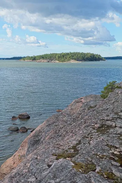 Yazın Finlandiya 'da kayalık deniz manzarası.