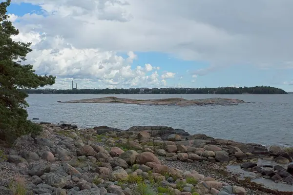 Yazın Finlandiya 'da kayalık deniz manzarası.