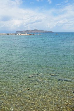 Baharda Agioi Apostoloi 'deki Sunset Beach' ten deniz manzarası, Girit, Yunanistan.