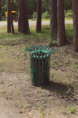 Mezaparks 'ta çöp kutusu Şehir parkı, Riga, Letonya.