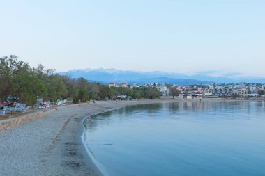 Akşamları Sunset sahilinin manzarası açık bahar havası, Agioi Apostoloi, Girit, Yunanistan.