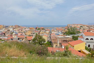 Baharda, Girit ve Yunanistan 'ın çatılarının manzarası yükseldi.