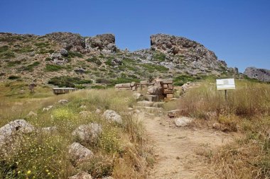 Phalasarna antik kentinin güneşli bahar havasında taş kalıntıları, Falasarna, Girit, Yunanistan.