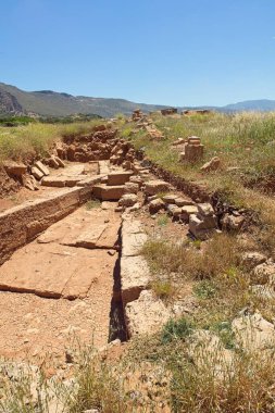 Phalasarna antik kentinin güneşli bahar havasında taş kalıntıları, Falasarna, Girit, Yunanistan.