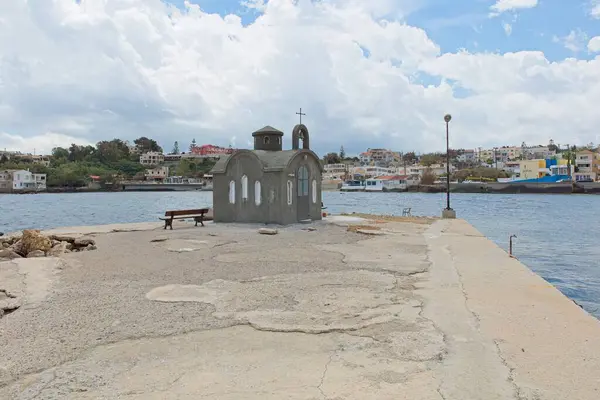 Agios Dionysios Kilisesi İlkbaharda Agioi Apostoloi iskelesinde, Girit, Yunanistan.