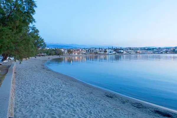 Akşamları Sunset sahilinin manzarası açık bahar havası, Agioi Apostoloi, Girit, Yunanistan.