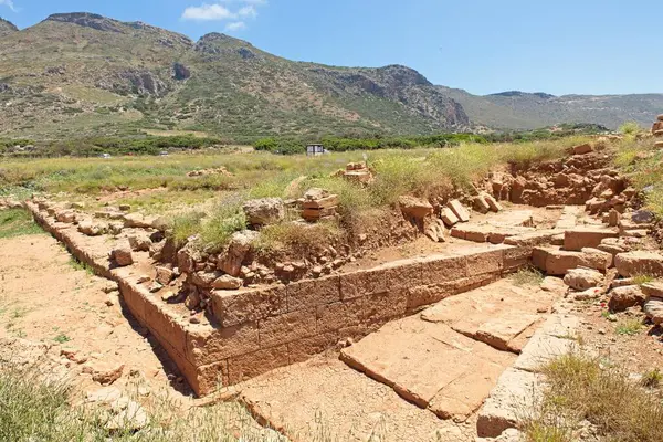 Phalasarna antik kentinin güneşli bahar havasında taş kalıntıları, Falasarna, Girit, Yunanistan.
