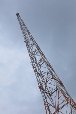 Bulutlu sonbahar havasında radyo / iletişim / TV kulesi, Lahti, Finlandiya.