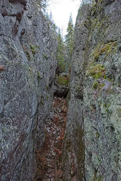 Pirunpes (Devils Nest), Tiirasmaa Doğa Koruma Alanı, Hollola, Finlandiya 'daki kuvars kayalarını kesen bir vadidir..