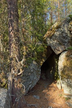 Paimenten kirkko (Çobanların Kilisesi), Finlandiya 'nın Nummi-Pusula şehrinde sonbaharda Lintukiimanvuori zirvesi ve Lamminjarvi Gölü yakınlarında yer alan manzaralı bir mağara..