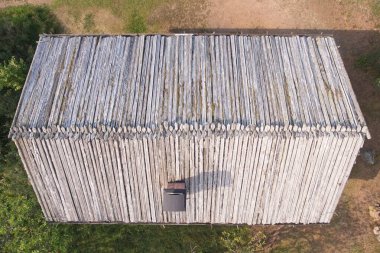 Baca ile çok eski bir ahşap çatı hava manzarası.