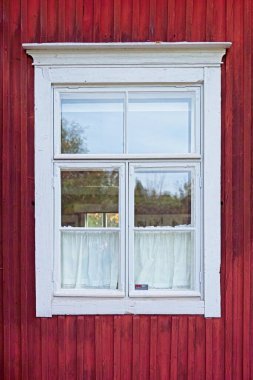 Beyaz boyalı çerçeve pencereli eski ahşap duvar.