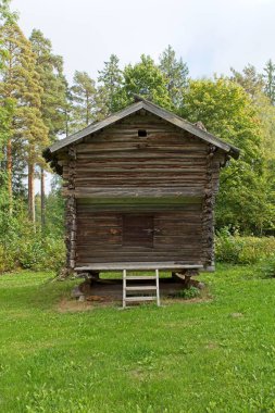 Geleneksel eski ahşap köy ambarı, Finlandiya.