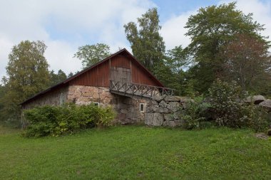 Finlandiya 'daki geleneksel taş ambarın manzarası.