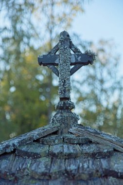 Tahta bir çatının tepesindeki ahşap haçın yakınına..