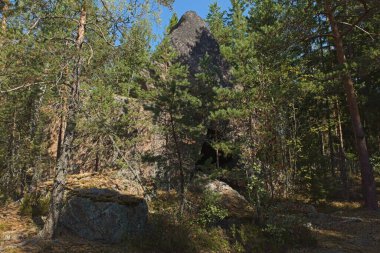 Korsvikin kivikirkko 'nun kaya oluşumu yazın Finlandiya, Pernaja' da bir mağara oluşturuyor..