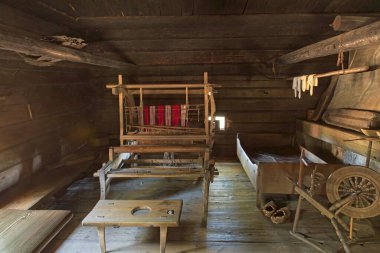 Kaliteli mobilyaları olan eski bir ahşap binanın iç manzarası..